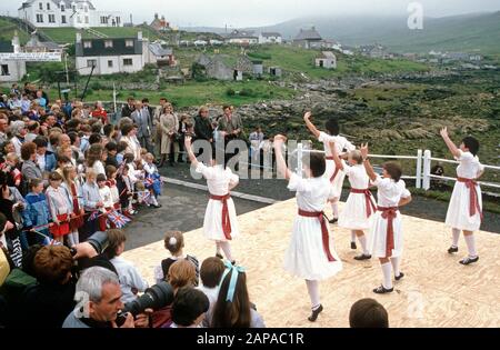 Prinzessin Diana und Prinz Charles sehen schottischen Tanz auf Barra Island, Western Isles, Schottland 1985 Stockfoto