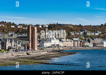 Oban Bay an der Esplanade in Oban mit St Columba-Kathedrale in Oban Argyll & Bute Scotland & McCaig's Tower Top-Center/rechts Stockfoto