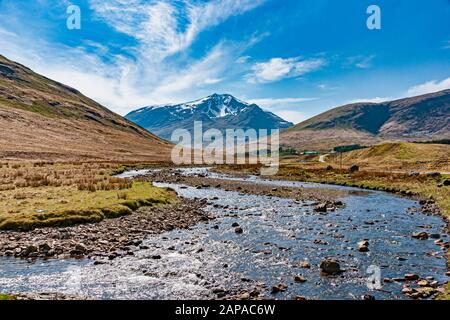 Schottische Berg Ben Lui und den Fluss in der Nähe von tyndrum Cononish in Highland Schottland Großbritannien Stockfoto