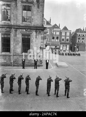 Delft. Aufnahmen für den Film Verraten (Arbeitstitel: The True and the Brave, mit Clark Gable, Lana Turner und Victor Mature). Hinrichtung von Widerstandskämpferinnen Datum: 6. Oktober 1953 Ort: Delft, Zuid-Holland Schlagwörter: Hinrichtungen, Filme, Aufnahmen Stockfoto