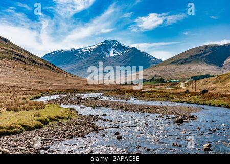 Schottische Berg Ben Lui und den Fluss in der Nähe von tyndrum Cononish in Highland Schottland Großbritannien Stockfoto