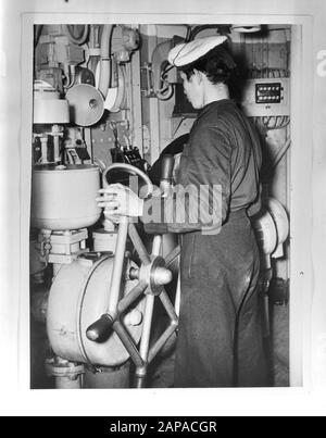 Marine [Navy] Anefo London Serie Beschreibung: An Bord eines holländischen Kreuzers im Südwesten des Pazifischen Ozeans. Steuermann im Schubhaus Datum: 1940-1945 Schlagwörter: Besatzung, Marine, Kriegsschiffe, Weltkrieg Stockfoto