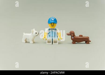 Florianopolis - Brasilien, 5. Mai 2019: LEGO-Miniaturen einer Frau, die mit Ihren Hunden auf dem Boden sitzt. Freizeit zwischen Menschen und Haustieren Stockfoto