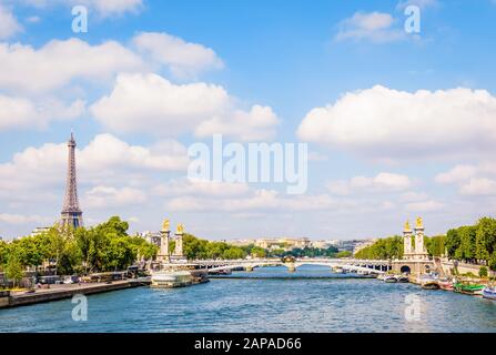Stadtbild von Paris, Frankreich, mit der Alexandre-III-Brücke über die seine, dem Eiffelturm auf der linken Seite und dem Chaillot Palast in der Ferne. Stockfoto