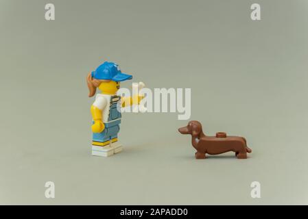 Florianopolis - Brasilien, 5. Mai 2019: LEGO-Miniaturen von stehenden Tamer, die ihren Hunden mit einem Knochen in der Hand beibringen. Trainer spielt mit Hunden. LEGO Min Stockfoto