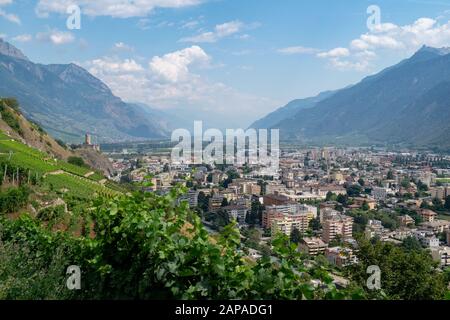 Blick auf Martigny von der Alpin Bergstraße, Schweiz Stockfoto