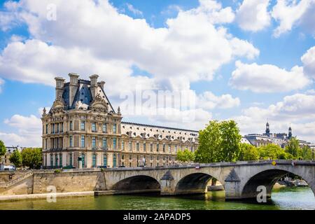 Der Pavillon de Flore am Ende des Denon-Flügels des Louvre in Paris, Frankreich, mit dem pont Royal über die seine im Vordergrund. Stockfoto