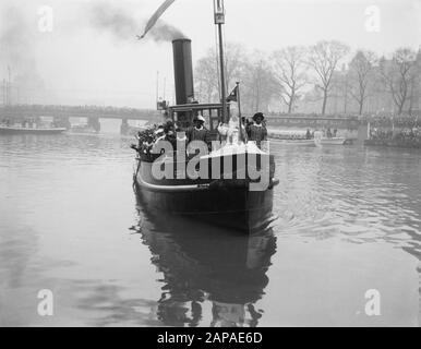 Ankunft von Sint Nicoalaas mit dem Boot in Amsterdam Datum: 16. November 1957 Ort: Amsterdam, Noord-Holland Schlüsselwörter: Eintritt, Sinterklaas-Feiern Stockfoto