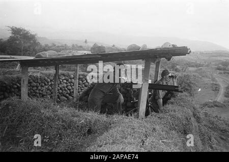 411 Bataillon der Infanterie (Poerwokerto, Bomiajoe, Keboemen] Beschreibung: Der Wachposten auf einem Abschnitt der Eisenbahn Tegal-Poerwokerto. Somber lauert "The Vickers" der Umfang Datum: Februar 1949 Ort: Indonesien, Zentraljava, Niederländisch-Ostindien Stockfoto