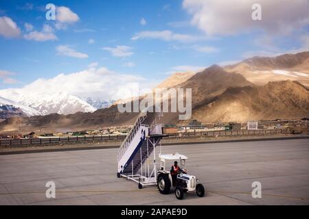 Jammu KASHMIR, INDIEN - 19. MÄRZ: Indische und tibetische Besatzung bereiten Treppen für Passagiere vor, die aus dem Flugzeug des Flughafens Kushok Bakula Rimpochee in LEH gehen Stockfoto