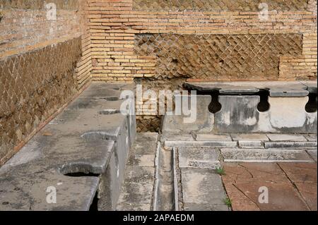 Rom. Italien. Ostia Antica. Öffentliche Latrine (Forica), möglicherweise 4. Jahrhundert nach Christus, Via della Forica, Caseggiato dei Triclini. Regio I Stockfoto