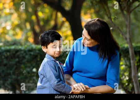 Liebende Großmutter, die mit ihrem Enkel im Park spielt Stockfoto