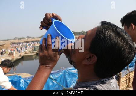 12. Jan. 2020 - Gazipur, Bangladesch - Moslem-Anhänger versammelten sich in Bishwa Istema in Tongi, Gazipur, am letzten Tag der zweiten Phase der Veranstaltung which Stockfoto