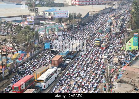 Bishwa ijtama10Jan.,2020 Dhaka BangladeshThousands of Gläubigen bieten Jum'a Gebete am ersten Tag der Ijtema am Ufer des Turag River, in Stockfoto