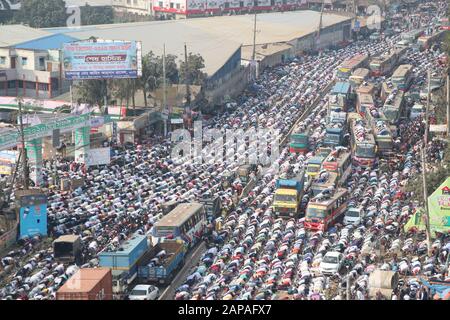 Bishwa ijtama10Jan.,2020 Dhaka BangladeshThousands of Gläubigen bieten Jum'a Gebete am ersten Tag der Ijtema am Ufer des Turag River, in Stockfoto