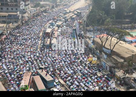 Bishwa ijtama10Jan.,2020 Dhaka BangladeshThousands of Gläubigen bieten Jum'a Gebete am ersten Tag der Ijtema am Ufer des Turag River, in Stockfoto