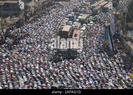 Bishwa ijtama10Jan.,2020 Dhaka BangladeshThousands of Gläubigen bieten Jum'a Gebete am ersten Tag der Ijtema am Ufer des Turag River, in Stockfoto