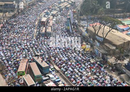 Bishwa ijtama10Jan.,2020 Dhaka BangladeshThousands of Gläubigen bieten Jum'a Gebete am ersten Tag der Ijtema am Ufer des Turag River, in Stockfoto