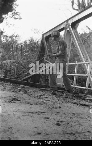 Tegal Beschreibung: Die Brücke in Lobongkok wurde zerstört, vorsichtig untersucht die Situation Datum: Juli 1947 Ort: Indonesien, Java, Lobongkok, Niederländisch-Indien Stockfoto