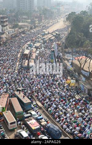 Bishwa ijtama10Jan.,2020 Dhaka BangladeshThousands of Gläubigen bieten Jum'a Gebete am ersten Tag der Ijtema am Ufer des Turag River, in Stockfoto