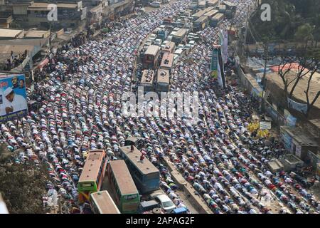 Bishwa ijtama10Jan.,2020 Dhaka BangladeshThousands of Gläubigen bieten Jum'a Gebete am ersten Tag der Ijtema am Ufer des Turag River, in Stockfoto