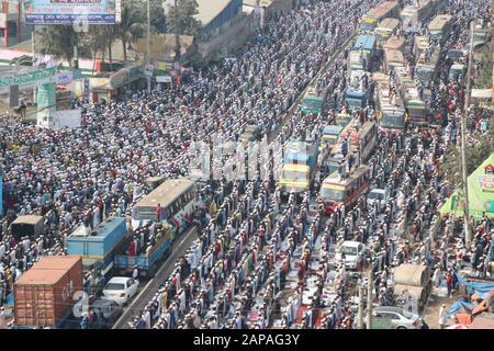 Bishwa ijtama10Jan.,2020 Dhaka BangladeshThousands of Gläubigen bieten Jum'a Gebete am ersten Tag der Ijtema am Ufer des Turag River, in Stockfoto