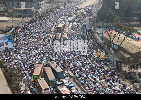 Bishwa ijtama10Jan.,2020 Dhaka BangladeshThousands of Gläubigen bieten Jum'a Gebete am ersten Tag der Ijtema am Ufer des Turag River, in Stockfoto