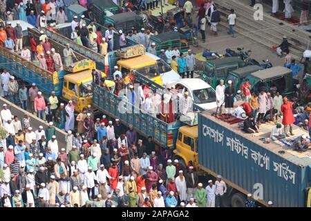 Bishwa ijtama10Jan.,2020 Dhaka BangladeshThousands of Gläubigen bieten Jum'a Gebete am ersten Tag der Ijtema am Ufer des Turag River, in Stockfoto