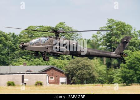 Ein Boeing AH-64 Apache Angriffshubschrauber der 301 Squadron der Royal Netherlands Air Force auf der Gilze-Rijen Air Base. Stockfoto