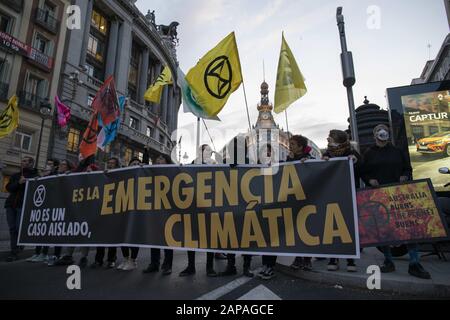 Madrid, Spanien. Januar 2020. Demonstranten blockierten die Alcala Street, während sie die Extinction Rebellion Flags und ein Banner während der Demonstration hielten.Klimaschutzaktivisten vom Extinction Rebellion fordern australische Politiker dazu auf, mehr zu tun, um Bürger und Wildtiere vor der anhaltenden Buschfeuer-Krise zu schützen, und fordern Maßnahmen von Führern weltweit zur Verhinderung des Klimawandels. Kredit: Rafael Bastante/SOPA Images/ZUMA Wire/Alamy Live News Stockfoto