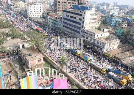 Bishwa jtema10Jan.,2020 Dhaka BangladeshThousands of Gläubigen bieten Jum'a Gebete am ersten Tag der Ijtema am Ufer des Turag River, in Stockfoto