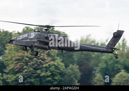Ein Boeing AH-64 Apache Angriffshubschrauber der 301 Squadron der Royal Netherlands Air Force auf der Gilze-Rijen Air Base. Stockfoto