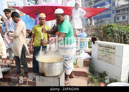 Dhaka, Bangladesch. 13. Januar 2023. Muslimische Anhänger versammeln sich in Bishwa Istema am Rand von Tongi bei Dhaka,10Jan,2020, das als zweitgrößte gilt Stockfoto