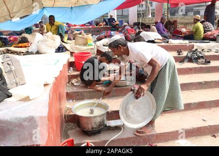 Dhaka, Bangladesch. 13. Januar 2023. Muslimische Anhänger versammeln sich in Bishwa Istema am Rand von Tongi bei Dhaka,10Jan,2020, das als zweitgrößte gilt Stockfoto