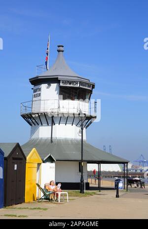 Strandhütten und Schifffahrtsmuseum am Hafen von Harwich an der Küste von essex Stockfoto