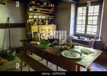 Eine altmodische Küche im Freilichtmuseum Ballenberg in der Nähe von Brienz, Schweiz Stockfoto