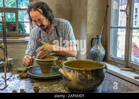 Potter im Freilichtmuseum Ballenberg, in der Nähe von Brienz, Schweiz Stockfoto