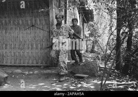 Infanterie und Rüstung KNIL Beschreibung: Ambarawa: Auch nach dem Befehl, die Feindseligkeiten zu beenden, stören die umherziehenden TNI-Banden das befreite Gebiet. Unsere Truppen sind wachsam gegenüber den Elementen, die durch die Aussaat von Unruhen die friedliche Entwicklung der von uns befreiten Gebiete behindern wollen. Indonesische Soldaten der KNIL-Aufklärung in einem gefährdeten Kampong Datum: August 1947 Ort: Indonesien, Java, Niederländisch-Ostindien Stockfoto