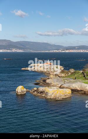 RIAS Baixas Seascape mit Leuchtturm von Punta Cabalo. Illa de Arousa, Pontevedra, Spanien. Stockfoto