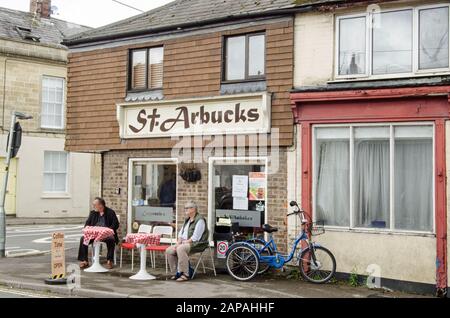 Wiltshire, Großbritannien - 17. August 2019: Kunden, die außerhalb eines amüsant benannten Cafés im Dorf Market Lavington in Wiltshire, England sitzen. Stockfoto