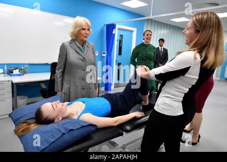 Die Duchess of Cornwall spricht mit einer jungen Tänzerin, die während eines Besuchs der Elmhurst Ballet School in Birmingham im Health and Wellbeing Center behandelt wird. Stockfoto