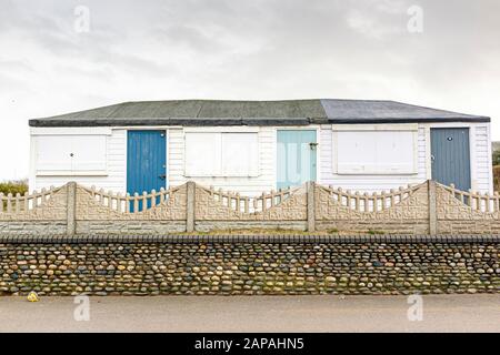 Gut abgenutzte Terrassenstrandhütten in Fleetwood, Lancashire, Großbritannien, geschlossen Stockfoto