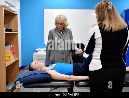 Die Duchess of Cornwall spricht mit einer jungen Tänzerin, die während eines Besuchs der Elmhurst Ballet School in Birmingham im Health and Wellbeing Center behandelt wird. Stockfoto
