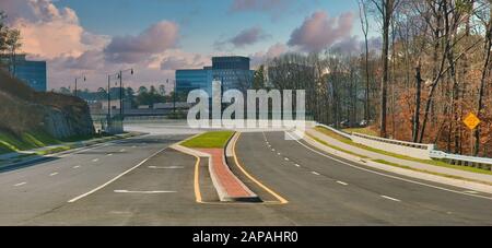 Leere Brücke in der Morgendämmerung Stockfoto