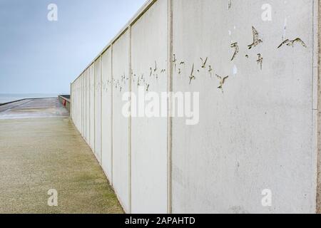 Schützende Meeresmauer an der Cleveleys Promenade. Stockfoto