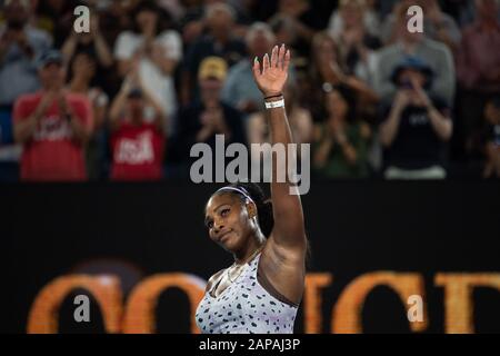 Melbourne, Australien. Januar 2020. Serena Williams feiert, nachdem er beim Tennisturnier der Australian Open 2020 in Melbourne, Australien, am 22. Januar 2020 das zweite Spiel im Dameneinzel zwischen Serena Williams aus den Vereinigten Staaten und Tamara Zidansek aus Slowenien gewonnen hat. Kredit: Bai Xue/Xinhua/Alamy Live News Stockfoto