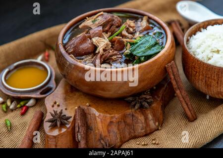 Geschmorte bein Schweinefleisch mit Süß Sauce Sauce serviert mit Jasmin Reis, chinesisches Essen, selektiven Fokus und getönten Bild. Stockfoto