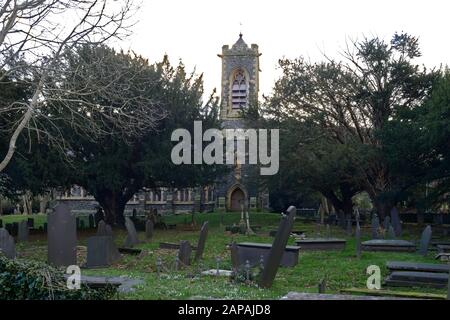 Die St. Bodfan's Church, Abergwyngregyn in Nordwales, wurde 1878 erbaut. Der Turm ist schlank mit eingewännter Brüstung und Drachenspeiern. Stockfoto