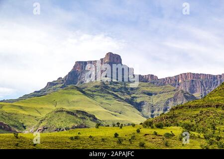 Blick auf die steilen Felswände des Amphitheaters, der Drakensberge, des Royal Natal National Park, Südafrika Stockfoto