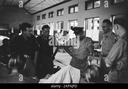 [DCL] Besuchen Sie Chief Army Chaplain H.J.J.M. van Straelen im Krankenhaus Medan Beschreibung: Besuch von Colonel Van Straelen in einem Militärkrankenhaus Datum: April 1947 Ort: Indonesien, Niederländisch-Indien Stockfoto